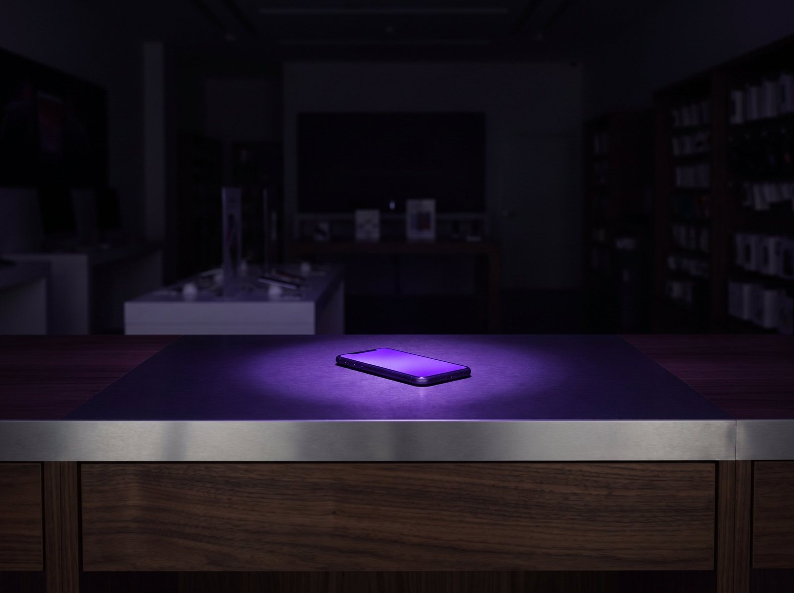 Un mostrador de noche con el teléfono encendido en la oscuridad